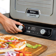 Four d'extérieur Ninja Woodfire 8-en-1 – Pizza, Grillades, Fumage et Air Fry OO101EU