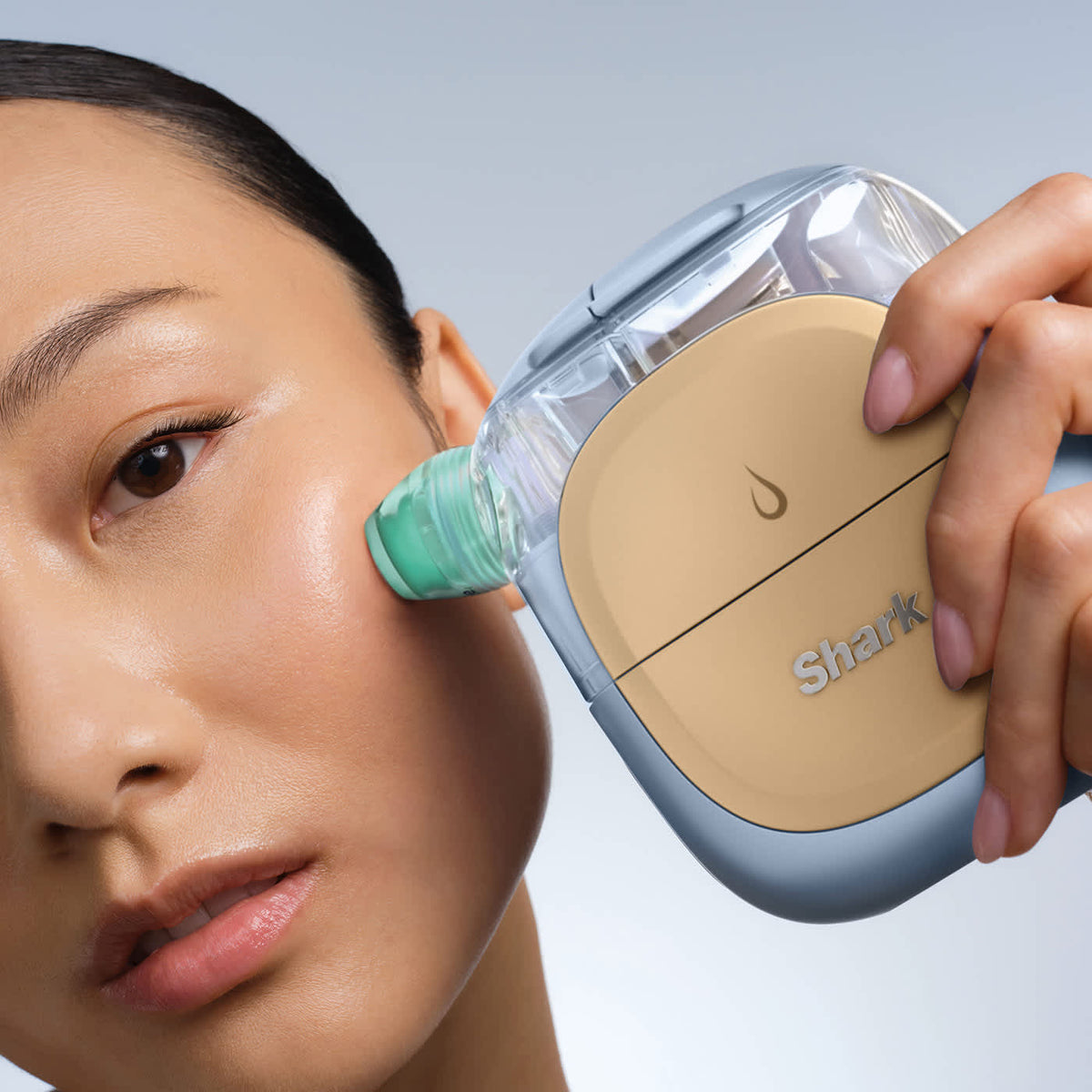 Appareil de soin du visage hydrofacial à domicile Shark FacialPro Glow + DePuffi - Noir profond