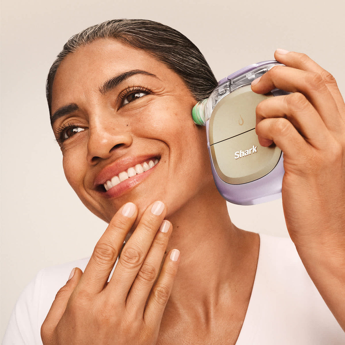 Appareil de soin du visage hydrofacial à domicile Shark FacialPro Glow + DePuffi - Noir profond